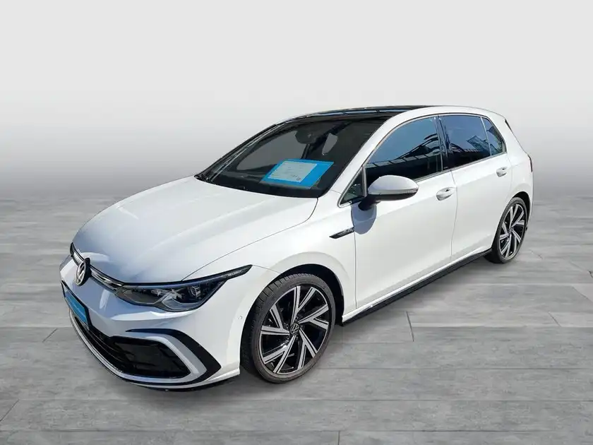 Das Bild zeigt einen weißen VW Golf aus der Seitenansicht. Es enthält markante Texteinblendungen.