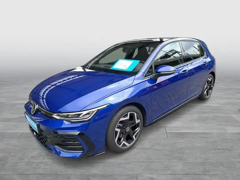 Das Bild zeigt einen blauen VW Golf von der Seite. Es sind markante Texteinblendungen zu sehen.