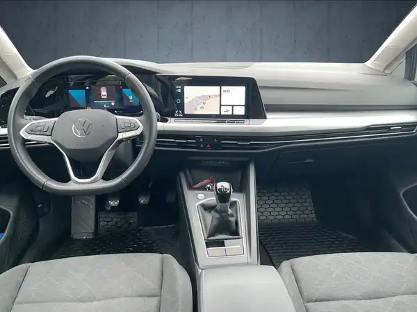 Das Bild zeigt den Innenraum eines VW GOLF VARIANT, specifically die Rücksitze in schwarzem Stoff.
