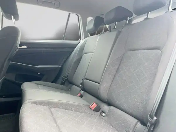 Das Bild zeigt den Kofferraum eines weißen VW Golf Variant aus der Innenansicht. Der Kofferraum ist leer und hat eine schwarze Gummimatte.