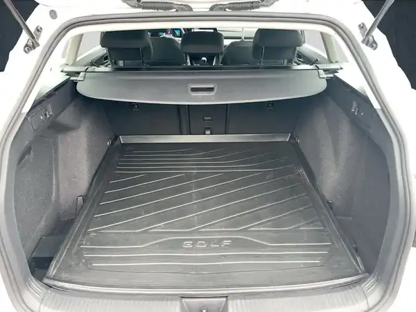Eine Innenaufnahme des Fahrzeugs zeigt die Klimaanlage und den Sitzbereich hinten in schwarzem Interieur.