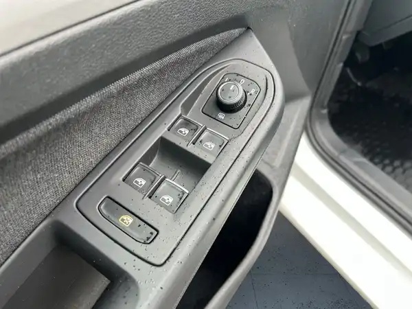 Das Bild zeigt das Innenleben eines VW Golf Variant, speziell einen Teil des Lenkrads mit Bedienelementen in schwarzer Farbe.