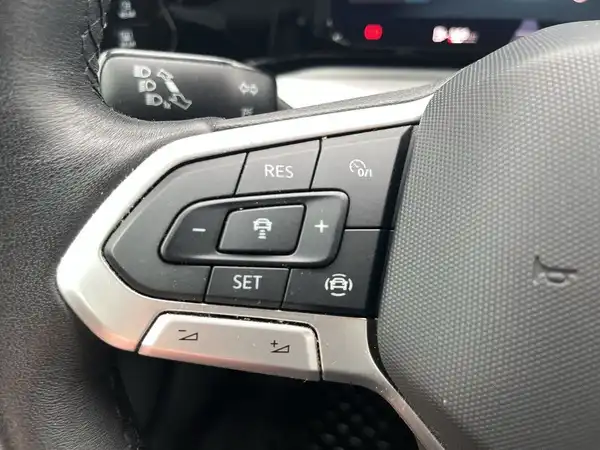Nahaufnahme des Lenkrads mit Bedienelementen im Innenraum eines VW Golf.