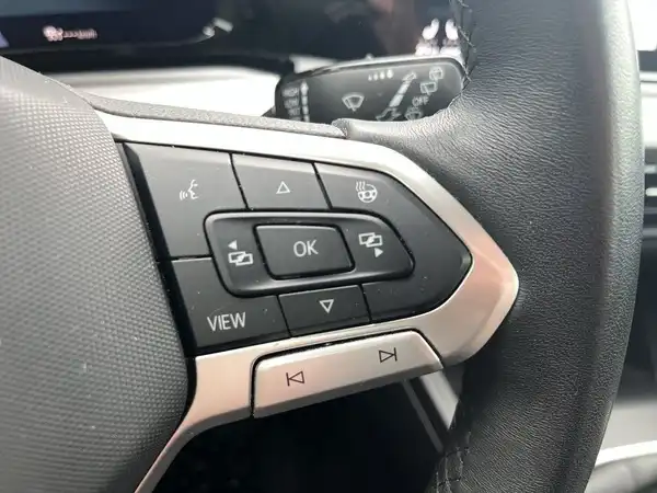 Das Bild zeigt das Innere eines Fahrzeugs mit einem Navigationsdisplay, das eine Karte anzeigt.