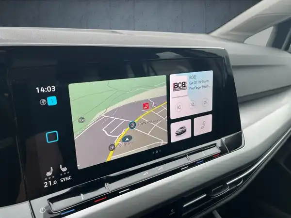 Das Bild zeigt das Innere eines VW Golf Variant mit einem Monitor, der eine Parkhilfe-Anzeige zeigt. Die Innenfarbe ist helles Grau oder Beige.