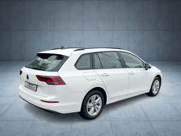Das Bild zeigt einen VW Golf Variant von der Seite in weiß.