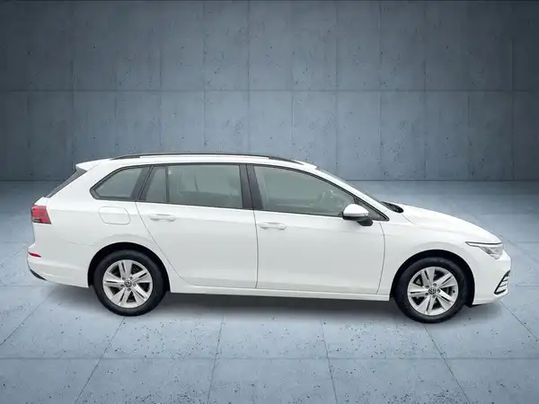 Das Bild zeigt das Rad eines weißen VW Golf Variant von der Seite.