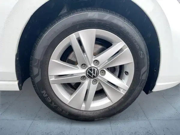 Das Bild zeigt einen Volkswagen Golf Variant in der Farbe Weiß von vorne. Auf dem Bild ist das Händlerlogo „WALTER SCHNEIDER“ eingeblendet.