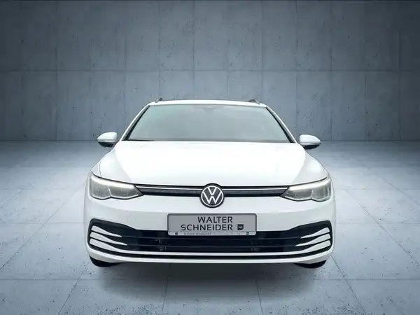 Das Bild zeigt das Innere eines Volkswagen Golf Variant. Die bemerkenswerten Farben des Interieurs sind grau. Es handelt sich um eine Aufnahmeposition aus dem Innenraum des Fahrzeugs.