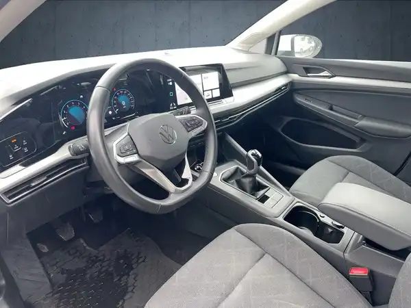 Das Bild zeigt das Display des Fahrzeuginnenraums eines VW Golf Variant, das eine digitale Anzeige mit Informationen zur Geschwindigkeit und Temperatur zeigt. Es handelt sich um eine Innenaufnahme.