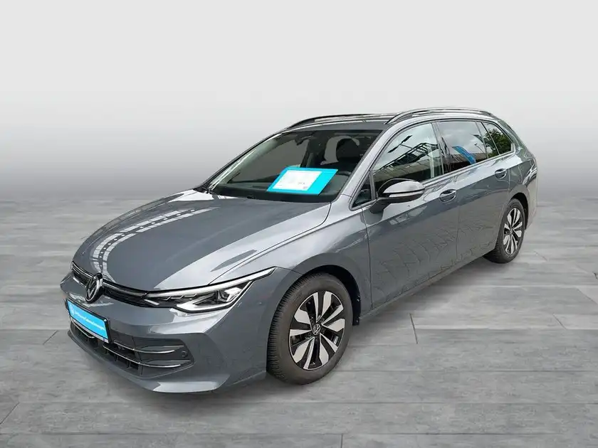 Ein grauer VW Golf Variant, aufgenommen von der Seite. Das Bild zeigt ein Händlerlogo und enthält markante Texteinblendungen.