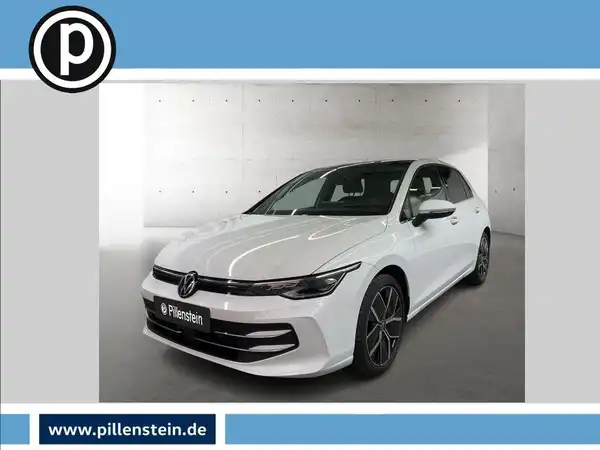 Das Bild zeigt einen weißen VW Golf aus der Frontalansicht mit einem Händlerlogo und markanten Texteinblendungen.