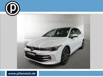 Das Bild zeigt einen weißen VW Golf aus der Frontalansicht mit einem Händlerlogo und markanten Texteinblendungen.