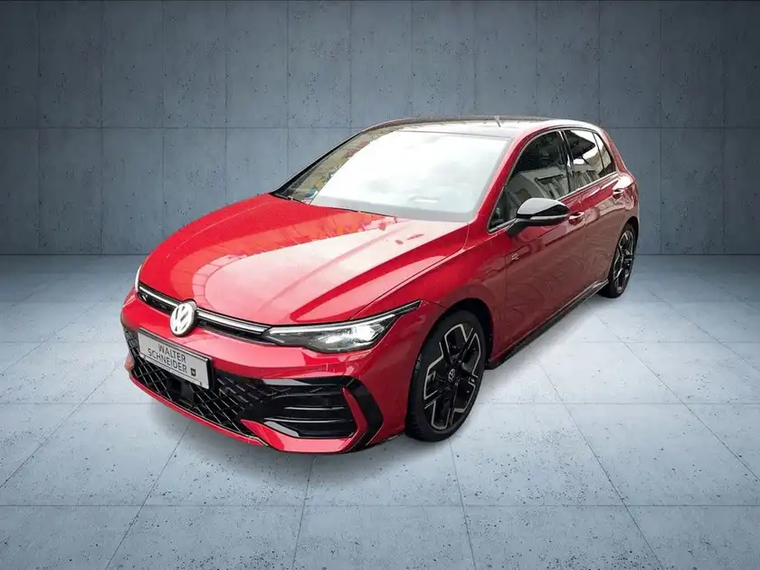 Das Bild zeigt einen roten Volkswagen Golf, aufgenommen von vorne.
