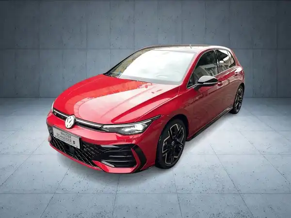 Das Bild zeigt einen roten Volkswagen Golf, aufgenommen von vorne.