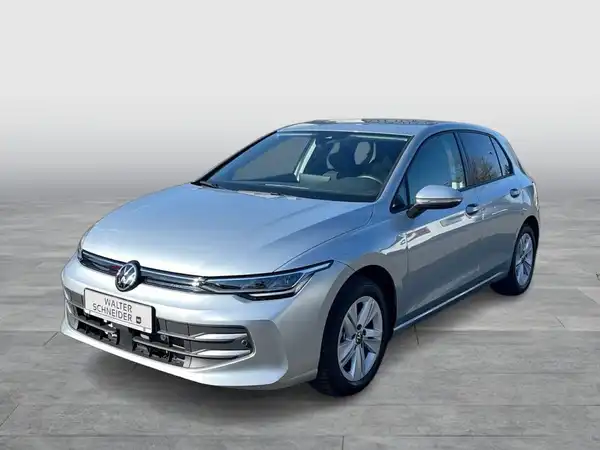Das Bild zeigt einen silbernen Volkswagen Golf, aufgenommen von der Frontseite. Es enthält das Händlerlogo von Walter Schneider und zusätzliche Texteinblendungen.
