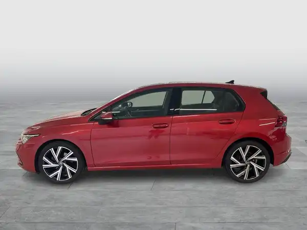 Das Bild zeigt einen roten VW Golf von der Seite.