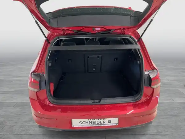 Das Bild zeigt den Kofferraum eines roten VW GOLF aus der Rückansicht. Das Händlertlogo ist sichtbar.