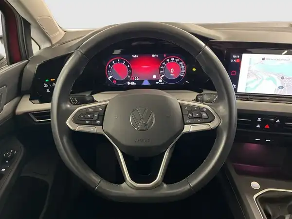 Das Bild zeigt das Innenraum eines VW Golf mit dem Lenkrad und dem Armaturenbrett. Die Innenfarbe ist schwarz.