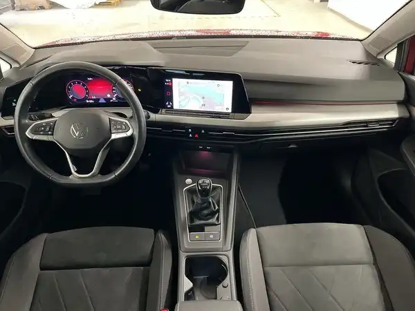 Das Bild zeigt das Innere eines Fahrzeugs, mit einem schwarzen Interieur.