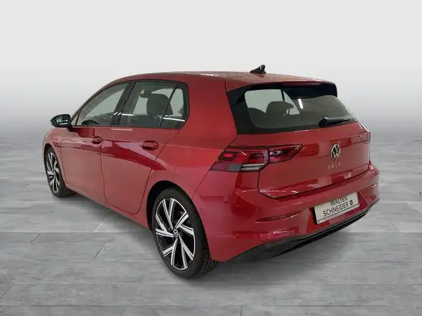 Das Bild zeigt einen roten VW Golf von hinten. Es handelt sich um eine Fahrzeugaufnahme.