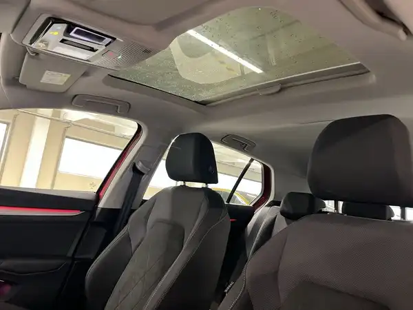 Innenaufnahme des VW Golf mit schwarzem Interieur und grauen Akzenten.
