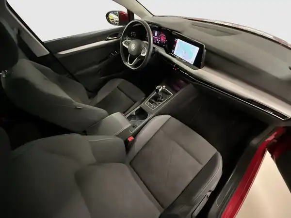 Das Bild zeigt den Innenraum eines VW Golf in schwarzer Farbe.