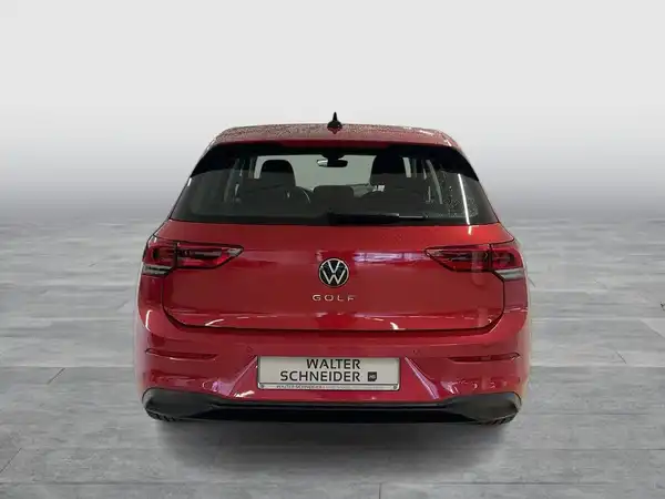 Das Bild zeigt einen roten Volkswagen Golf von hinten. Im Hintergrund sieht man einen einfarbigen grauen Boden und das Händlerlogo 'WALTER SCHNEIDER'.