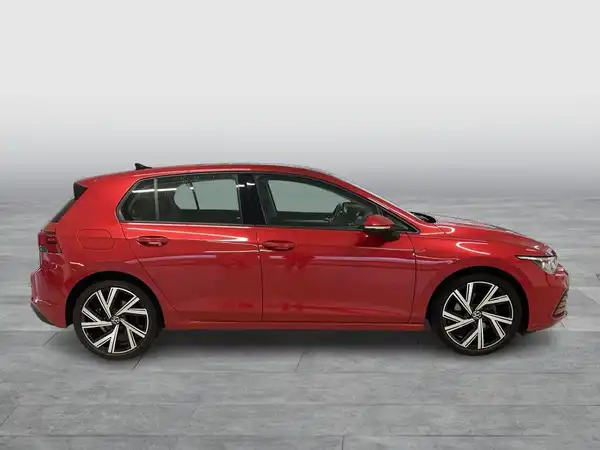 Das Bild zeigt einen roten VW Golf, aufgenommen von der Seite.