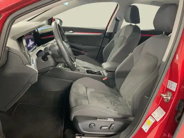 Das Bild zeigt den Innenraum eines roten VW Golf. Die Sitze sind schwarz.