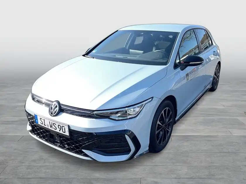 Das Bild zeigt einen Volkswagen Golf in blauer Farbe, aufgenommen von vorne.