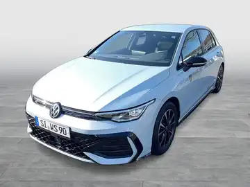 Das Bild zeigt einen Volkswagen Golf in blauer Farbe, aufgenommen von vorne.