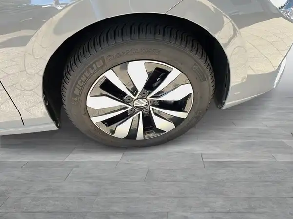 VW GOLF (8/22)