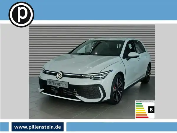 Das Bild zeigt einen weißen VW Golf GTI aus der Frontalansicht. Es enthält das Händlerlogo von Pillenstein sowie markante Texteinblendungen.