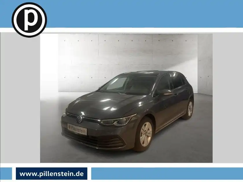 Das Bild zeigt einen grauen VW Golf aus der Vorderansicht. Es ist ein Händlerlogo sichtbar.
