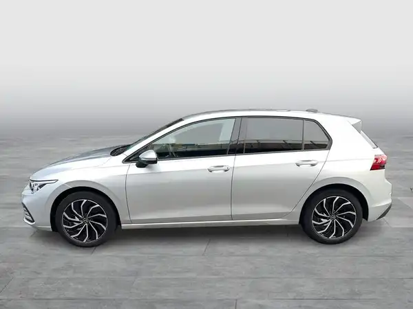 Das Bild zeigt einen silbernen VW Golf von der Seite.
