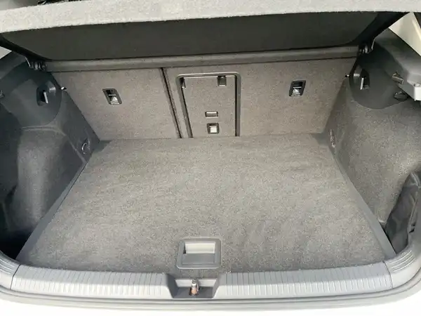 Das Bild zeigt den Innenraum des Kofferraums eines Fahrzeugs in schwarz.