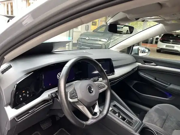 Aufnahme des Fahrzeuginnenraums eines VW Golf in Schwarz.