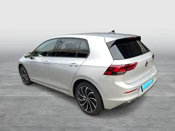 Das Bild zeigt einen VW Golf in Silber, aufgenommen von hinten.
