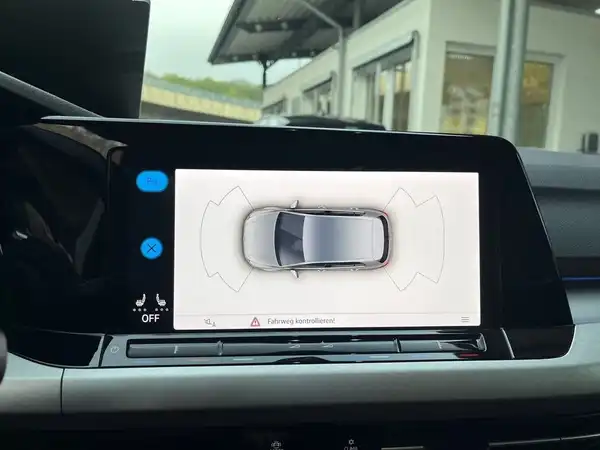 Innenaufnahme des Fahrzeugs mit Ansicht eines Navigations- oder Infotainmentbildschirms.