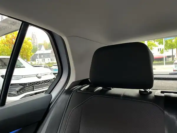 Das Bild zeigt eine Innenaufnahme des Fahrzeugs mit schwarzem Interieur.