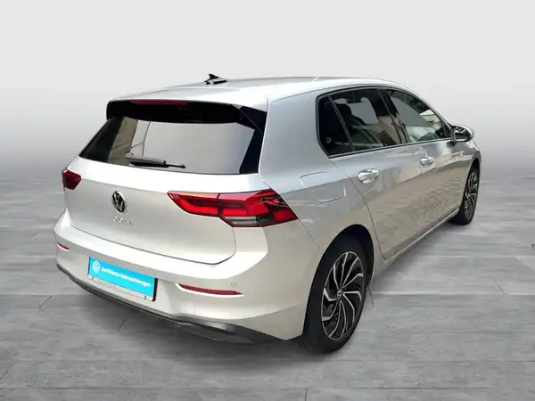 Das Bild zeigt einen VW Golf in Weiß, aufgenommen von hinten.