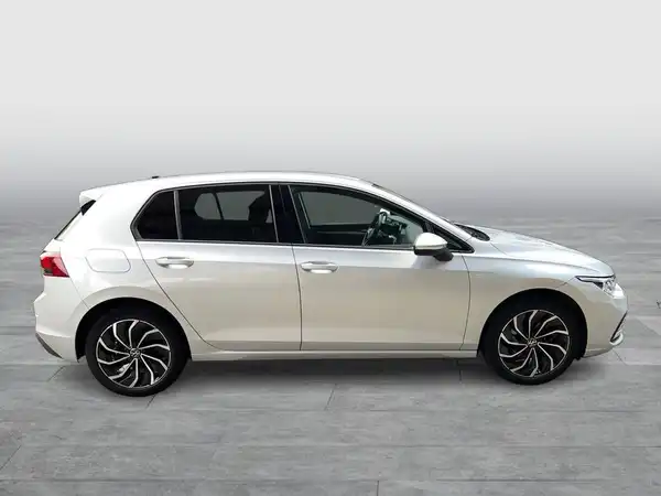Das Bild zeigt einen weißen VW Golf von der Seite.