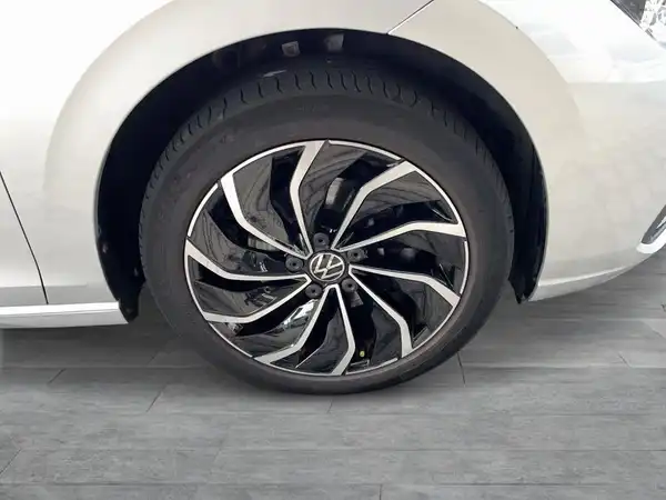 Das Bild zeigt die Seite eines silbernen Volkswagen Golf mit Fokus auf dem Rad und der Felge.