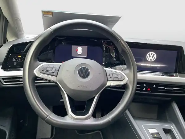 Eine Innenaufnahme des Volkswagen Golf, mit schwarzem Interieur.