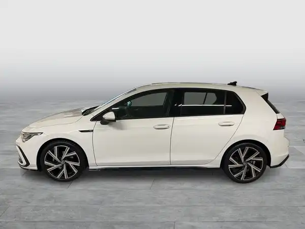 Das Bild zeigt einen weißen VW Golf von der Seite.