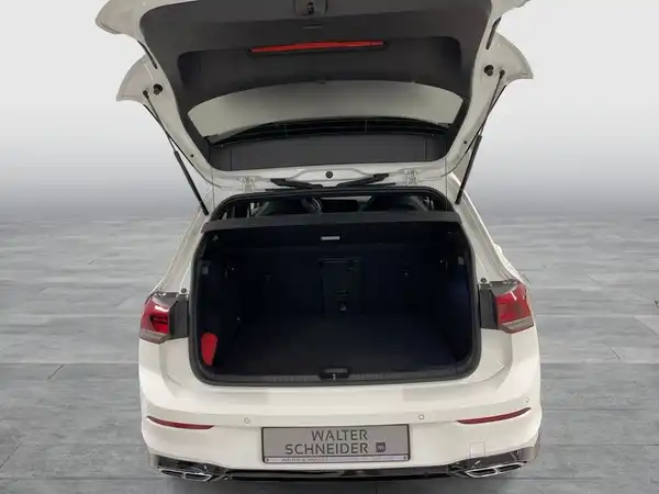 Bild eines weißen VW GOLF mit offenem Kofferraum, gesehen von hinten. Händlerlogo sichtbar.
