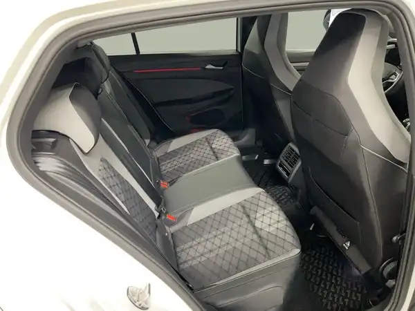 Das Bild zeigt den Rücksitzbereich eines VW Golf in schwarzem Interieur mit einem quiltmuster.