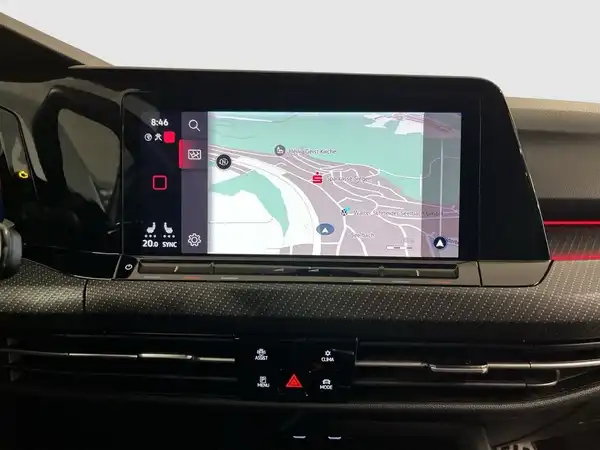 Das Bild zeigt eine Innenaufnahme des Fahrzeugs, mit einem Bildschirm, der eine Navigationskarte anzeigt. Die Innenfarbe ist schwarz.