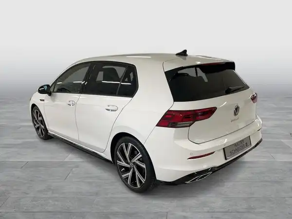 Das Bild zeigt einen weißen VW Golf von der Rückseite.